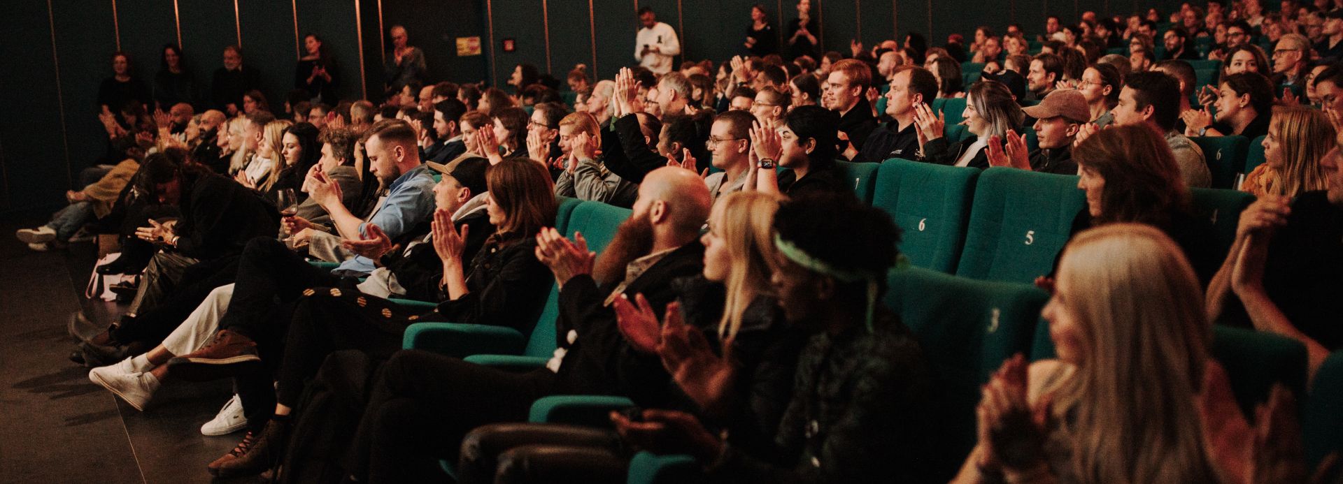 Publikum im Kino klatscht Beifall