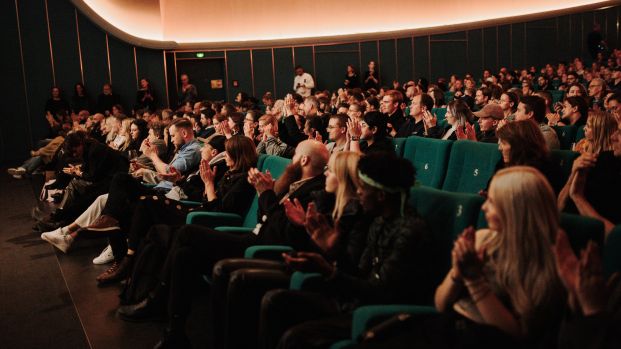 Publikum im Kino klatscht Beifall